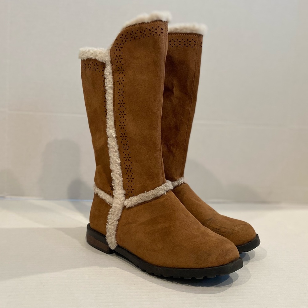 Girls Boots size 4y.